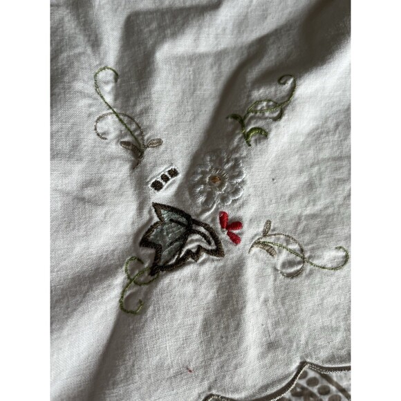 Vintage Embroidered Table Cover 29x33 White White Flower Vines Leaf - Picture 3 of 9